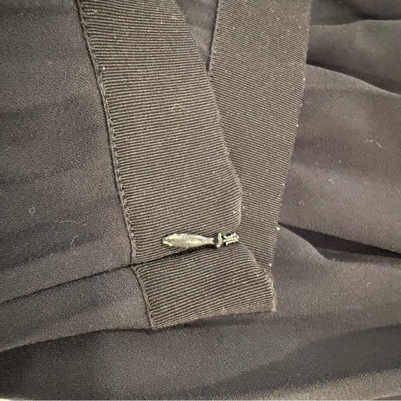 Everlane The Pleated Midi Skirt in Black - Picture 3 of 4